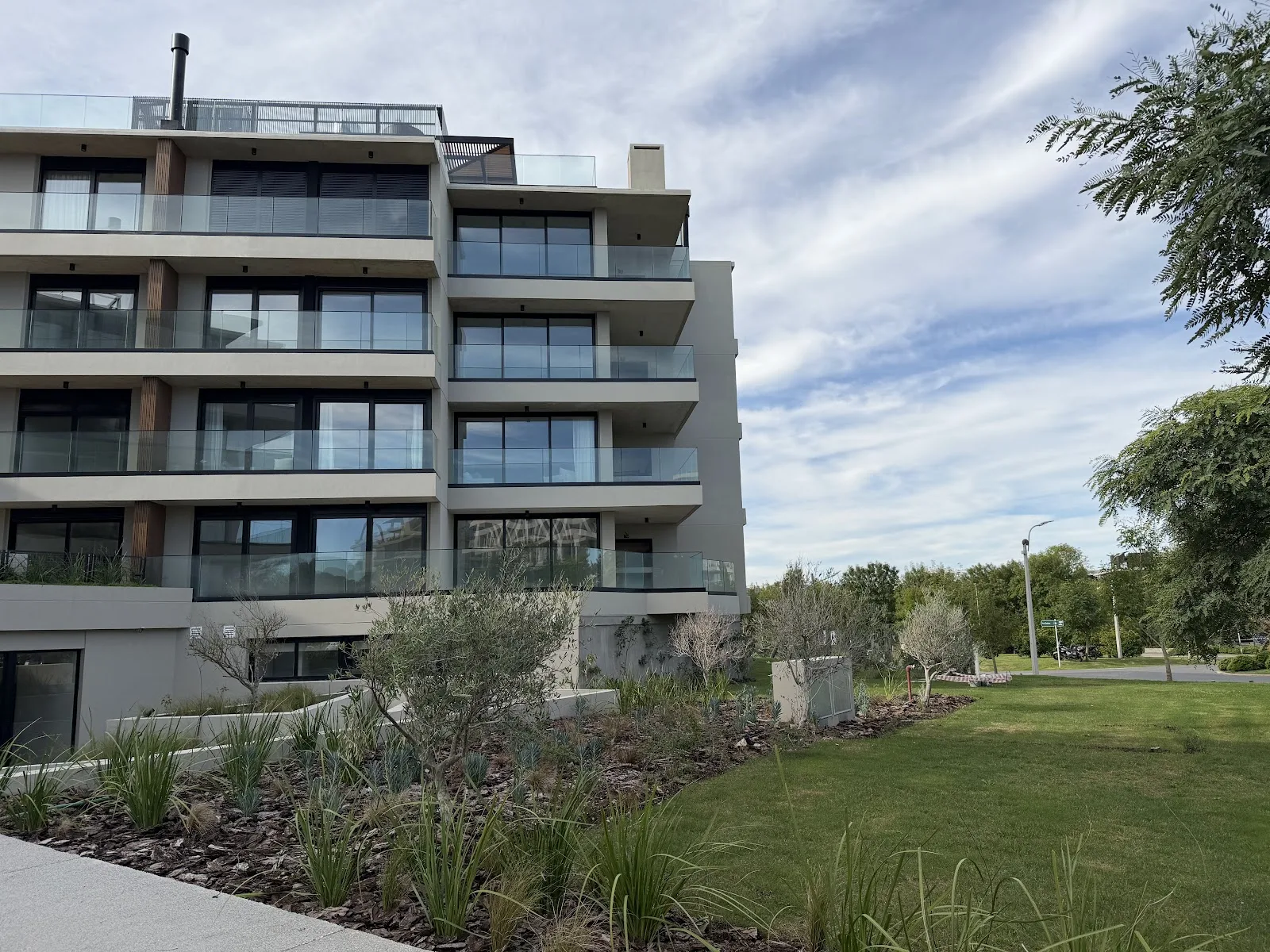 Alquiler - Apartamento con Garaje - Barrio Parques entre San Nicolás y Los Olivos - 2 Dormitorios — 3