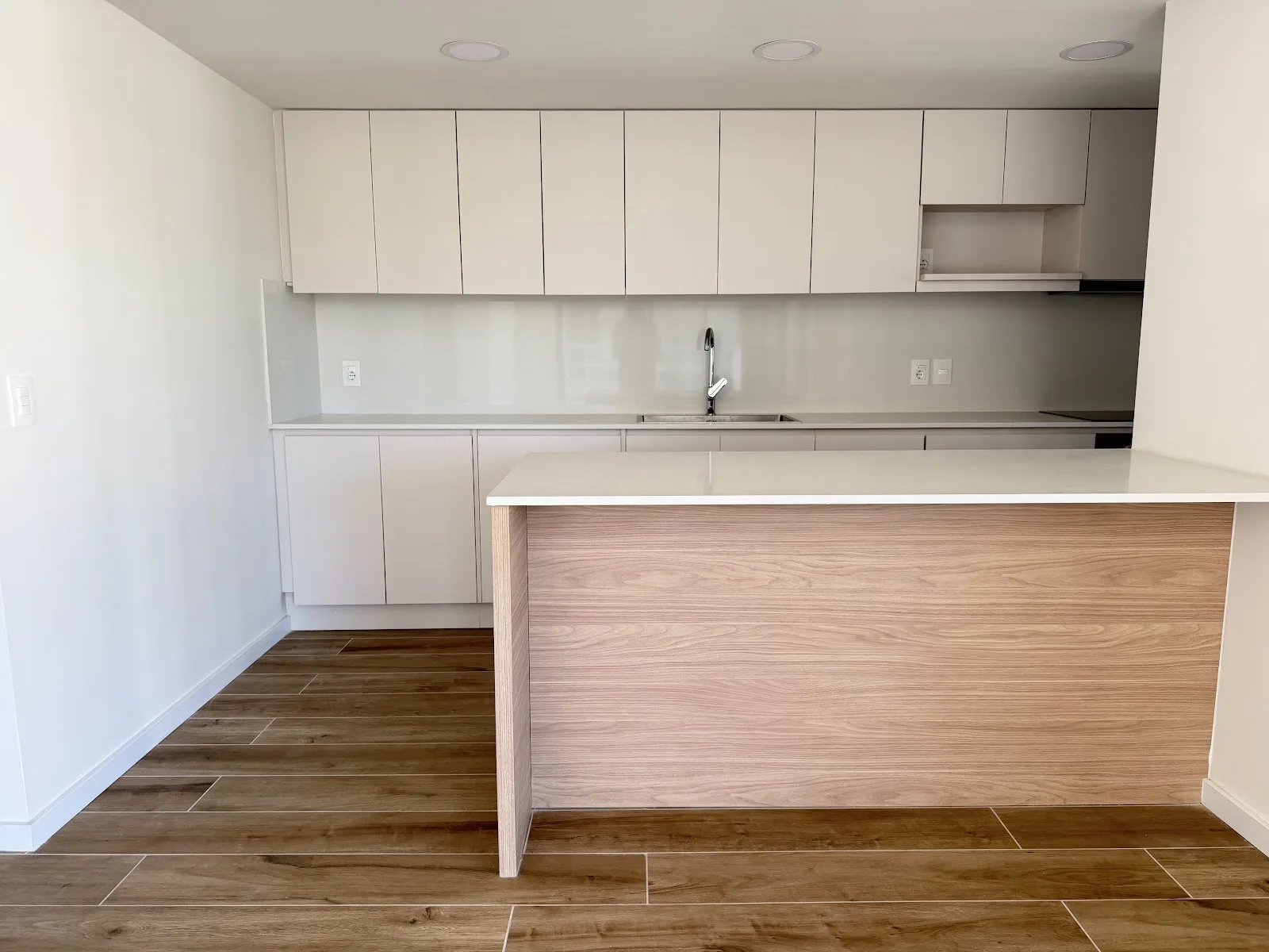 Alquiler - Apartamento con Garaje - Barrio Parques entre San Nicolás y Los Olivos - 2 Dormitorios — 24